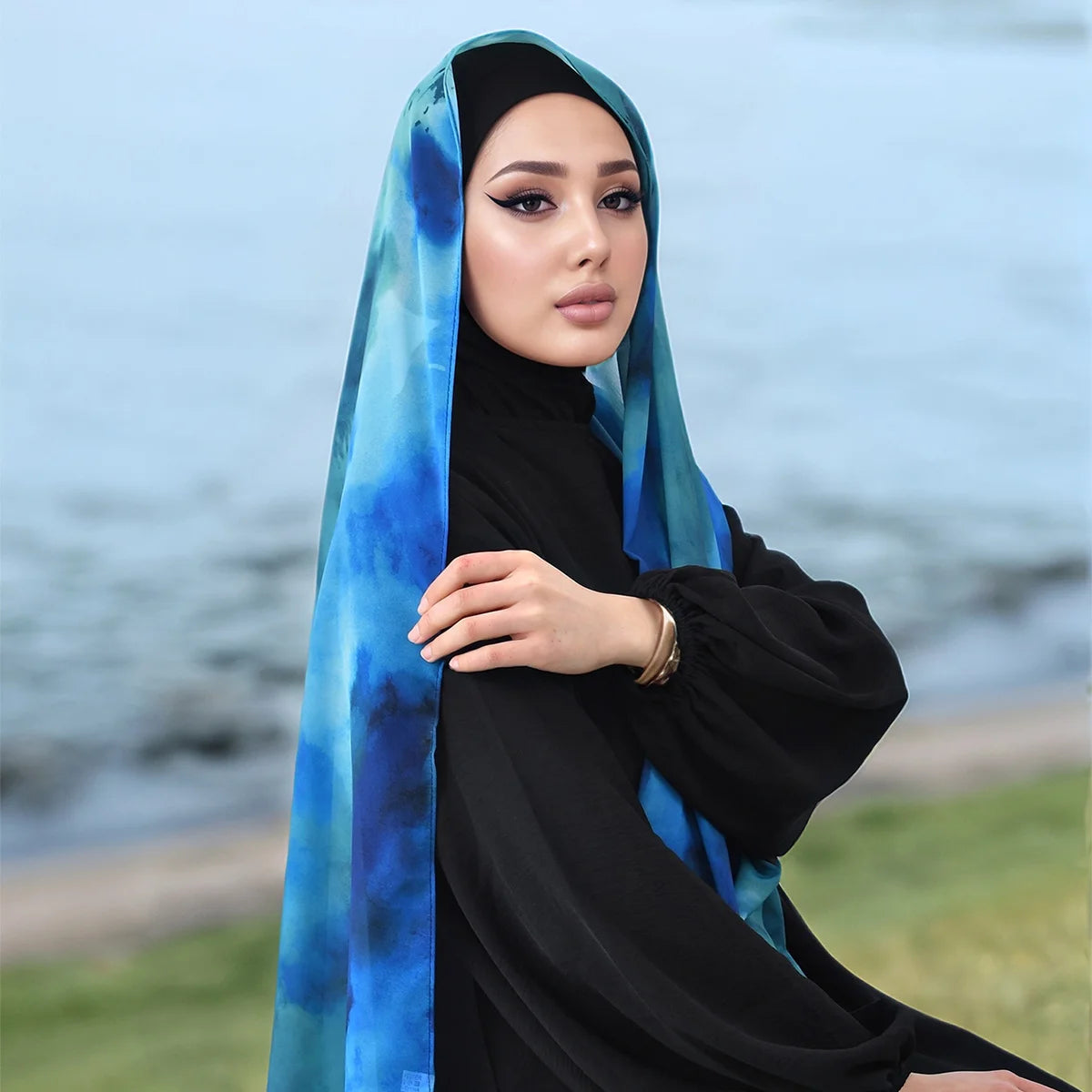 Leichter Chiffon Hijab mit Aquarell-Tie-Dye | Digital Print Kopftuch – Luftig, Stylisch & Elegant