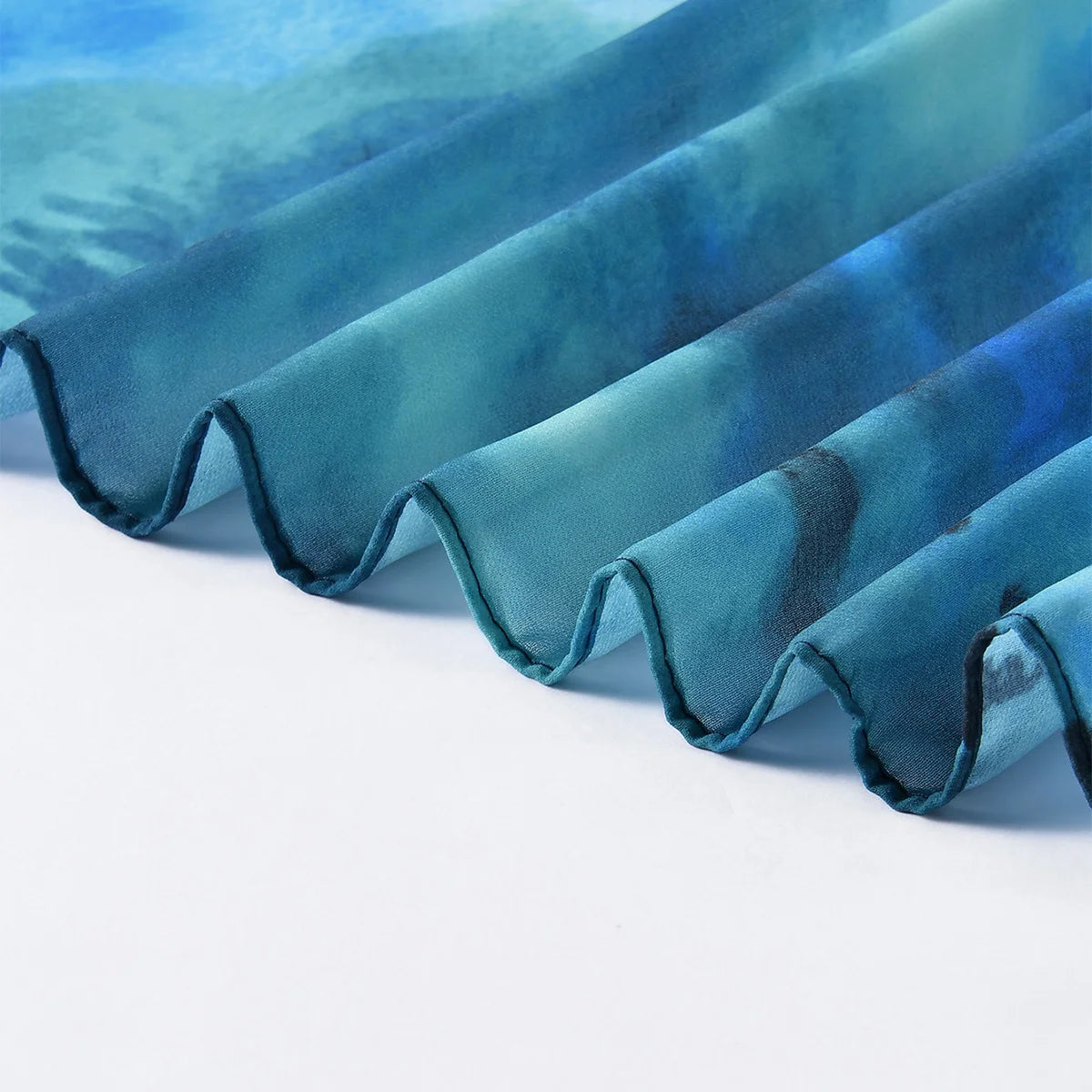 Leichter Chiffon Hijab mit Aquarell-Tie-Dye | Digital Print Kopftuch – Luftig, Stylisch & Elegant
